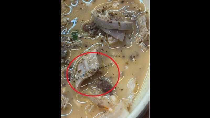 韓國一名男子在湯飯中發現疑似還自北韓的塑膠垃圾。(圖/翻攝自Threads@yxngbiin)