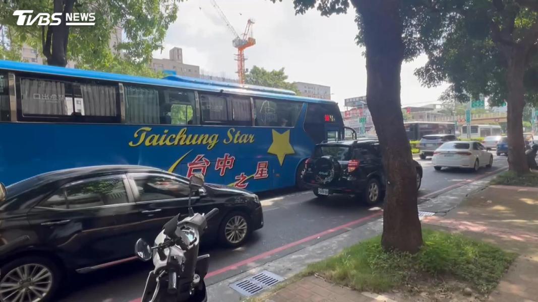 國道客運行駛中漏油!台中路面「油膩百米」 騎士滑倒摔傷(圖/TVBS)