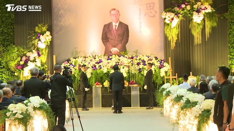 力晶集團創辦人、力積電董事長黃崇仁告別式今(12)日上午舉行,總統賴清德親自到場致意。(圖/TVBS)