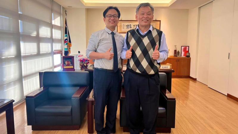 惠文高中前校長王沛清(右)日前驟逝。(圖/翻攝自惠文高中現任校長陳建銘臉書)