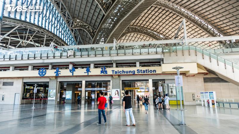 1名女性旅客出手攻擊站務員,台鐵將協助員工提告。(示意圖,非當事畫面/Shutterstock達志影像)