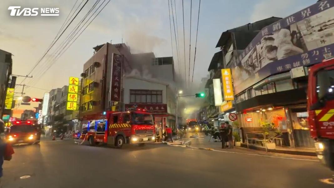 店家第一時間自行報案並緊急疏散人員。(圖/TVBS)
