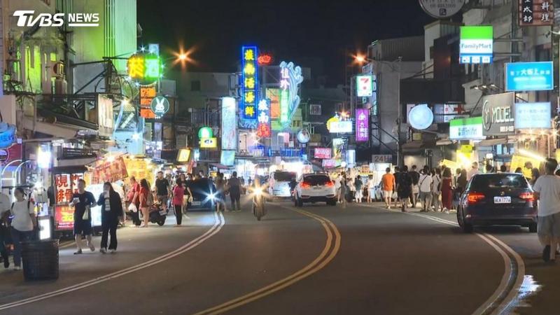 一名網友分享,在墾丁大街購買「2件泳衣、4支水槍」花費7000元。(圖/TVBS資料畫面)