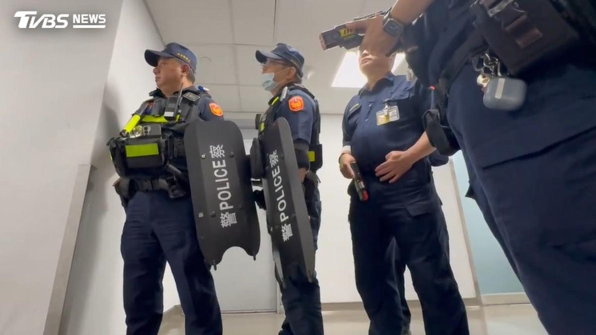 妻子出國成導火線?桃機男持刀挾實習生 對峙攻堅畫面曝