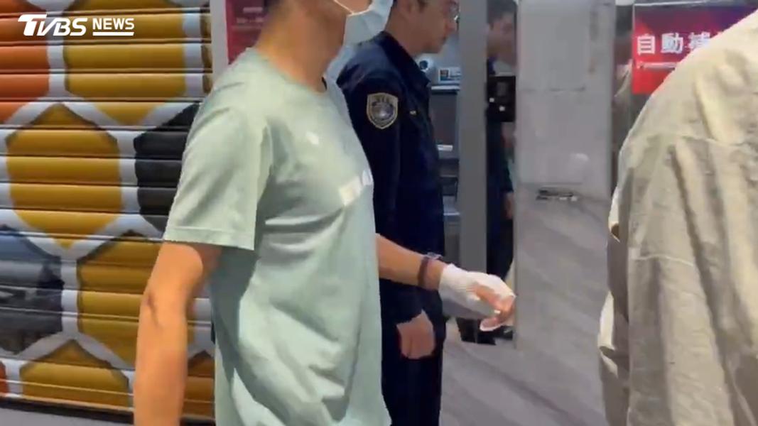 23歲黃姓實習生虎口受傷,腹部另有約20公分刀傷。(圖/TVBS)