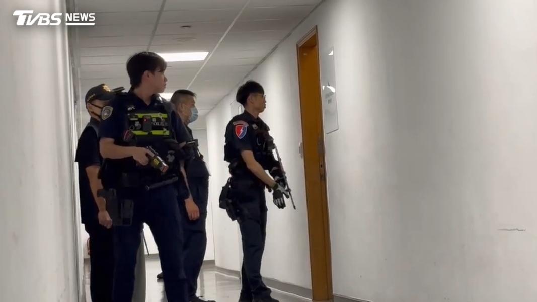 警方持電擊槍、防暴盾與蔡姓犯嫌對峙。(圖/TVBS)