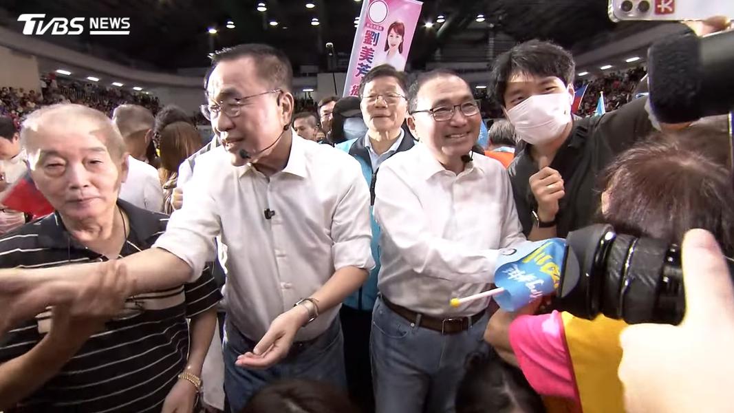 李四川、侯友宜以同款造型現身,宛如兄弟裝,一現身就掀起活動最高潮。(圖/TVBS)