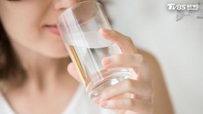 一喝水就想尿尿!醫師曝原因:不是腎臟留不住水 4情況快就醫