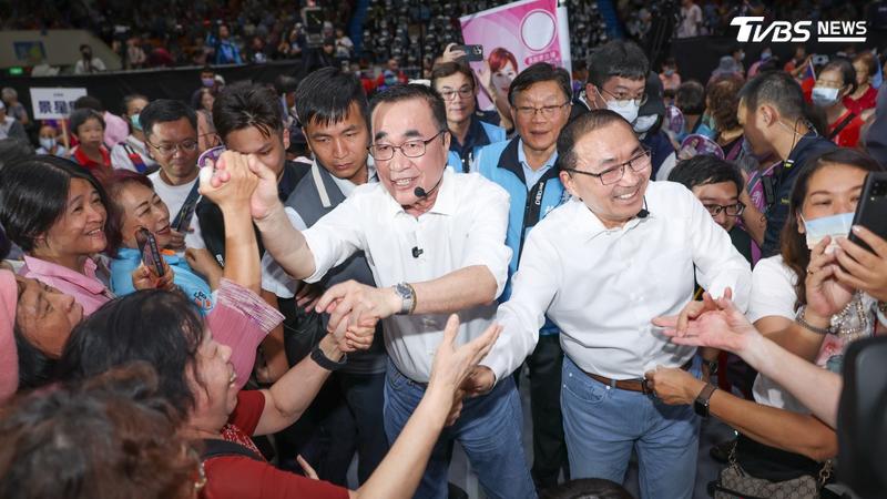新北市長候選人李四川今(12)日於板橋體育館舉行「我們都挺李四川」大會,全場超過六千位鄉親擠爆現場。(圖/李四川競辦提供)