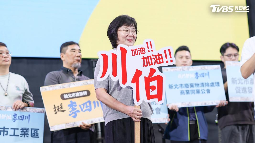 921受災戶李小姐帶著加油牌力挺李四川。(圖/李四川競辦提供)