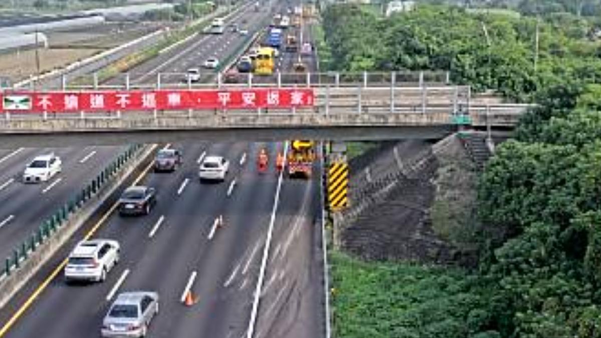 快訊/用路人注意!國道追撞「大貨車側翻」 車速一度剩15km塞爆