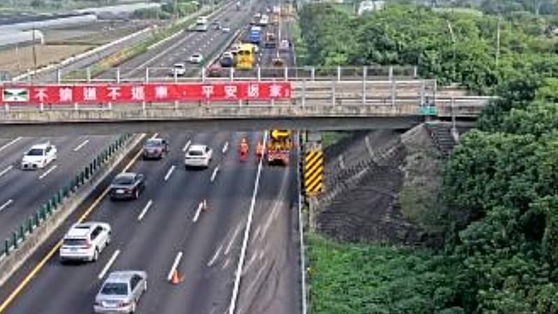 快訊/用路人注意!國道追撞「大貨車側翻」 車速一度剩15km塞爆