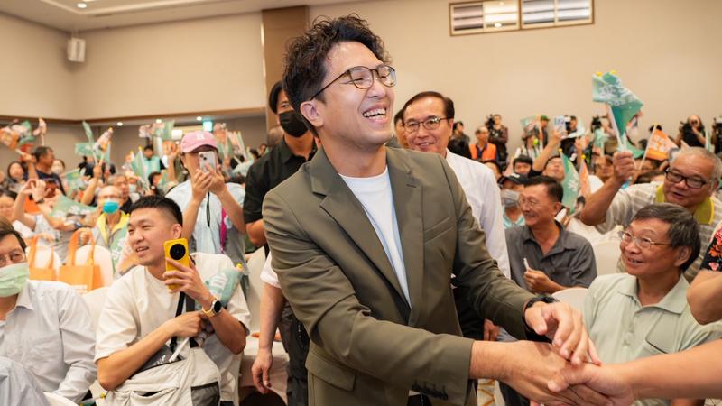 民進黨台北市長參選人沈伯洋遭資深女星開嗆。(圖/沈伯洋競辦提供)