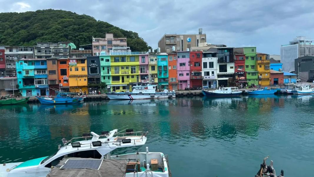 五彩繽紛的港邊建築是正濱漁港的特色之一。(圖/網路溫度計)