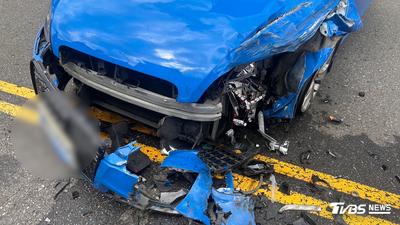 苗栗雙門跑車過彎撞擊對向車 兩車頭均撞爛5人送醫