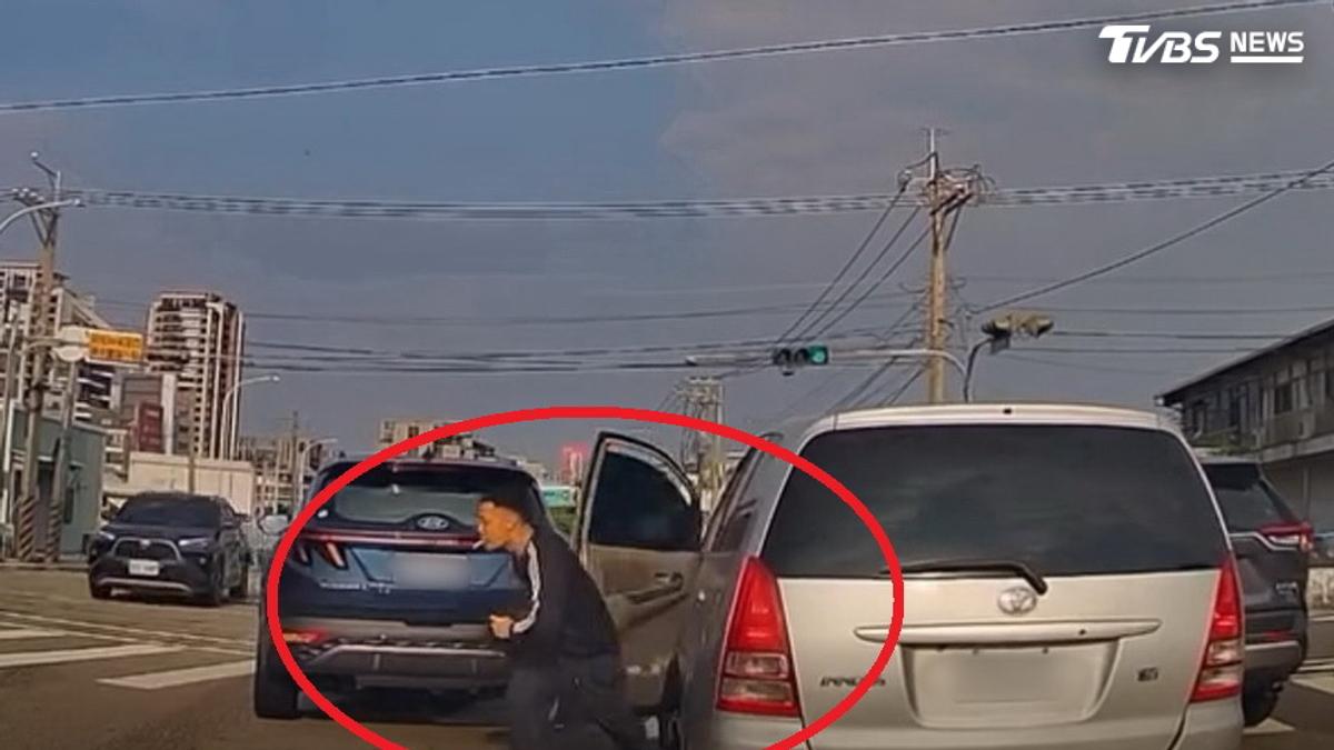 撞車秒跳車橫越馬路肇逃!台中男冒死狂奔 竟因這原因心虛