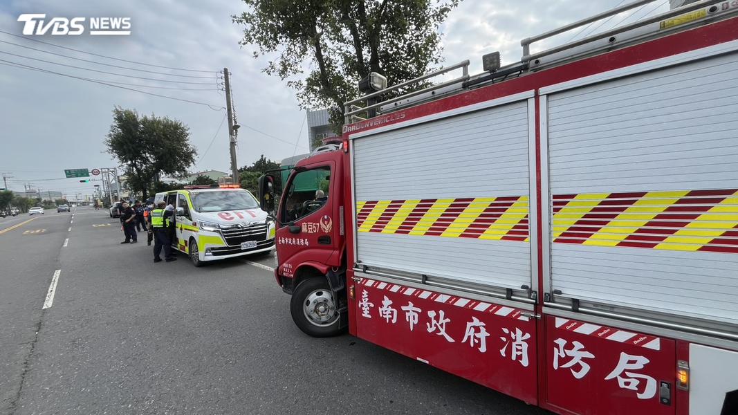 警方連轟兩槍制止嫌犯。(圖/TVBS)