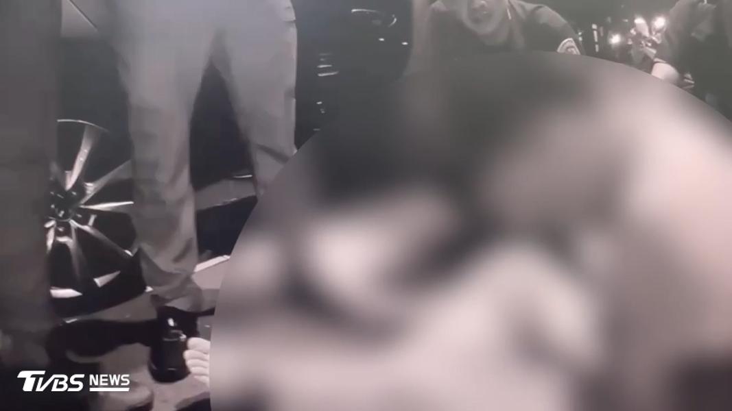 蔡姓男子疑似吸毒後語無倫次,員警到場盤查時搜出大量毒品。(圖/TVBS)