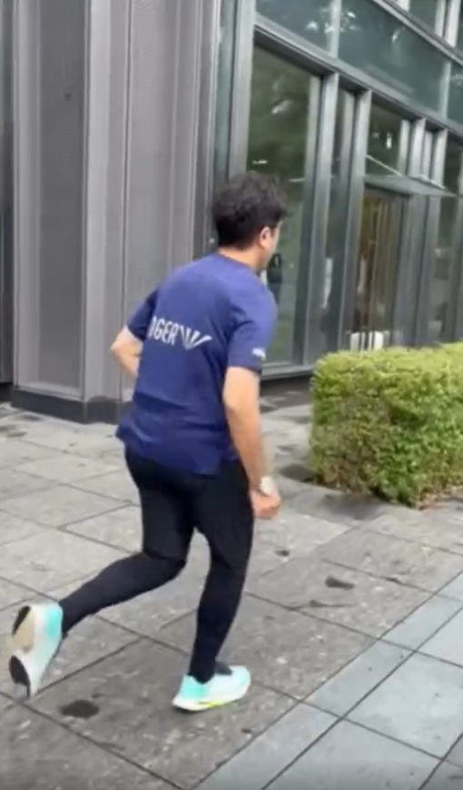 民進黨台北市長參選人沈伯洋赴日參訪在街頭慢跑，自錄影片可看出衣物下防彈背心痕跡。（圖／沈伯洋Threads）