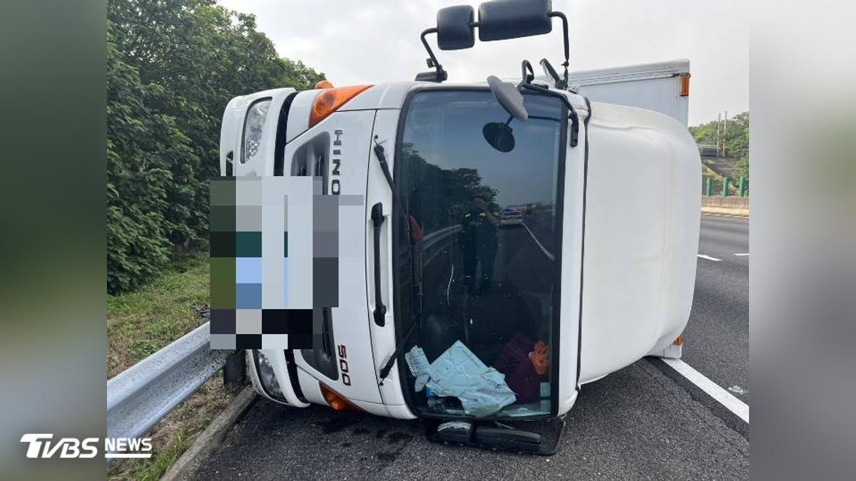 國1田尾段大貨車撞護欄翻躺車道!26歲女駕駛肋骨痛送醫