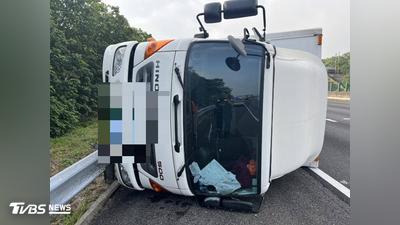 國1田尾段大貨車撞護欄翻躺車道!26歲女駕駛肋骨痛送醫