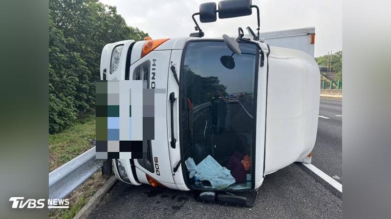 大貨車行駛國1彰化路段自撞護欄,側翻躺在車道。(圖/警方提供)