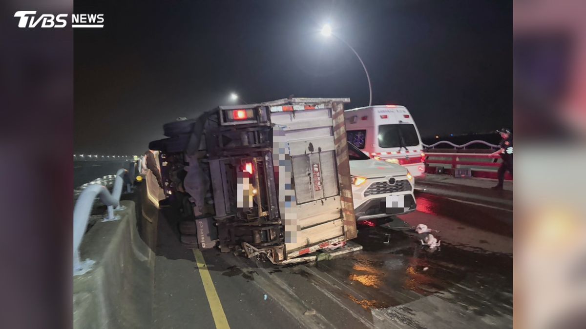 高屏大橋貨車翻覆 雞肉噴滿地波及3車