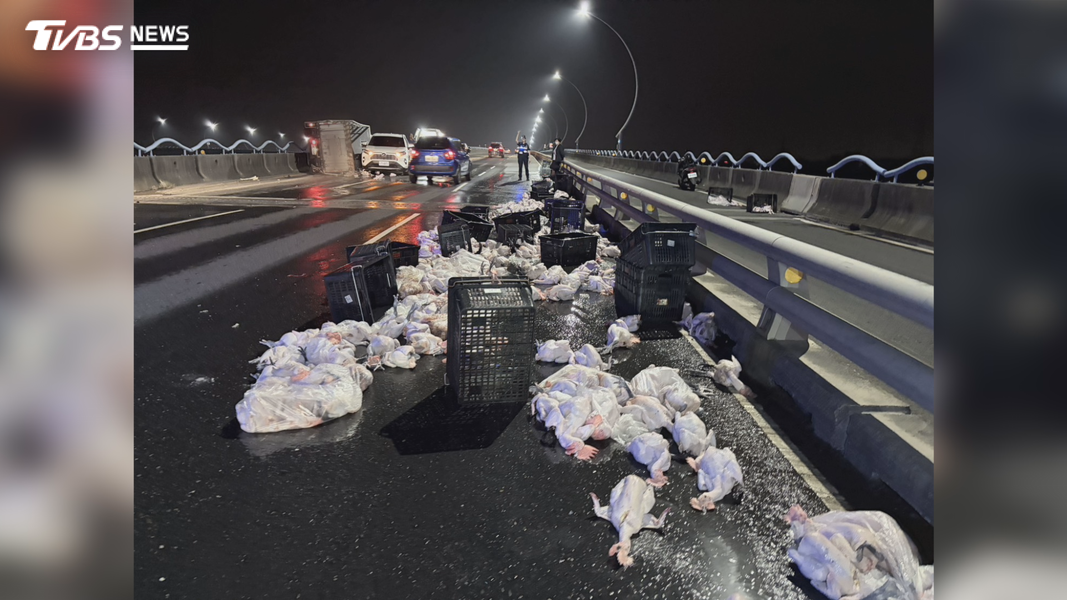 貨車翻覆,大量生鮮雞肉散落路面,地面溼答答一片,一度造成大塞車(圖/TVBS)