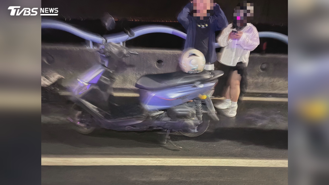 翻落的貨籃噴飛到旁邊的機車道,造成一輛雙載機車騎士因閃避不及而自摔(圖/TVBS)