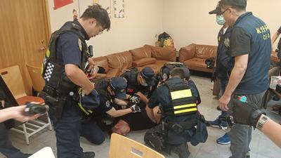 桃機驚魂38分鐘!男持刀挾持實習生 警荷槍實彈破門壓制