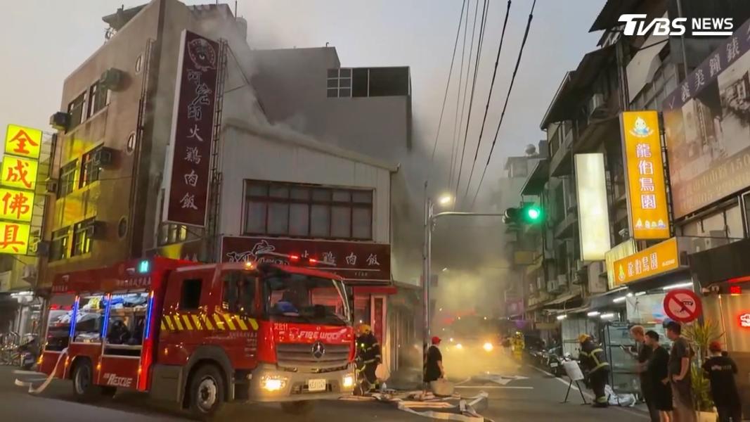 嘉義市區知名火雞肉飯阿宏師,昨天晚間(9/12)突然傳出火警,疑似是一樓廚房起火,濃煙蔓延至二樓,有顧客端著碗邊吃邊逃生(圖/TVBS)