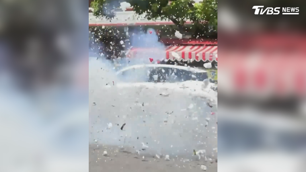 起馬炮炸開的瞬間,一輛白色休旅車恰巧從旁經過,車內4顆安全氣囊竟同時爆開,車上駕駛跟乘客都被嚇壞了(圖/翻攝Threads@haohaohao777777)