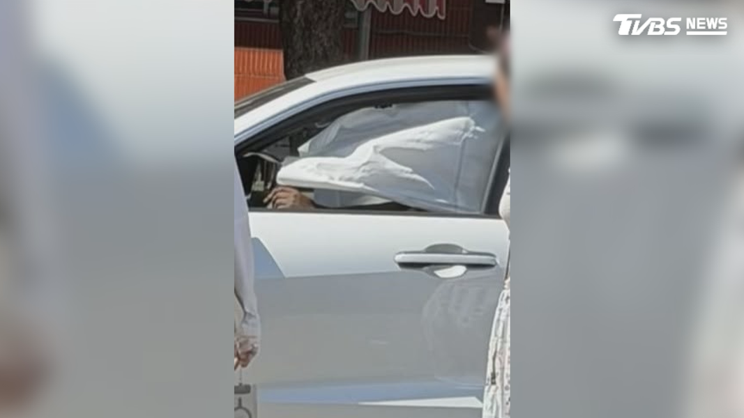 店家進一步表示,車內共有4顆安全氣囊爆開,後續將依照原廠評估結果處理(圖/翻攝Threads@dada6797)