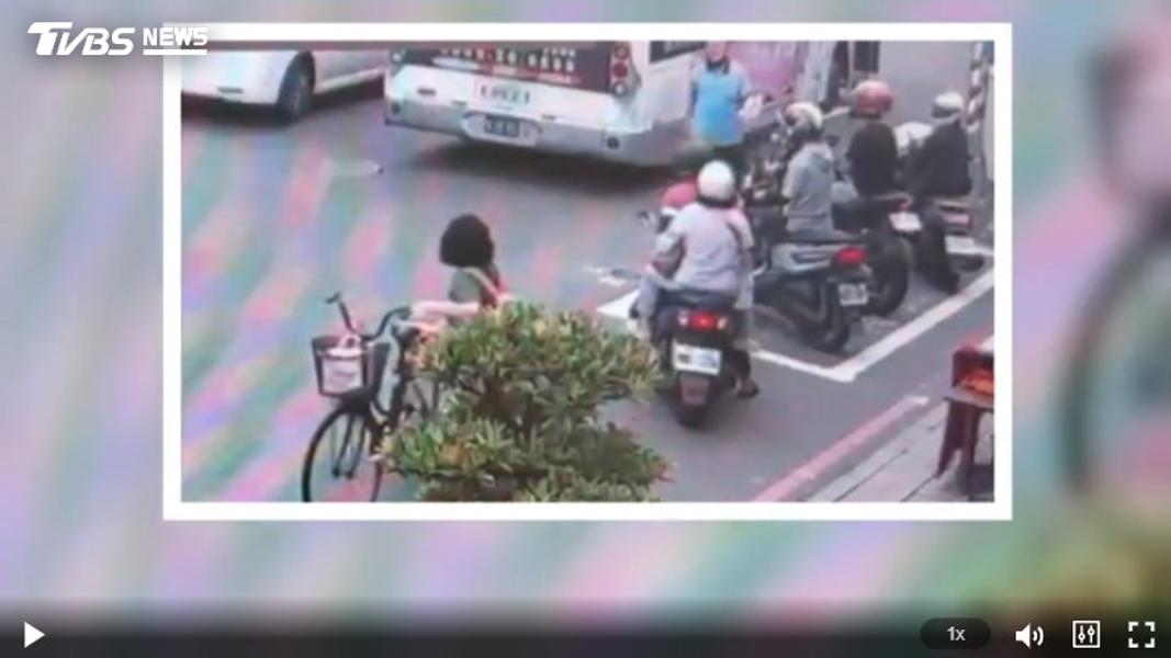 公車行駛到一半,司機停路中央下車和騎士對罵。(圖/TVBS)
