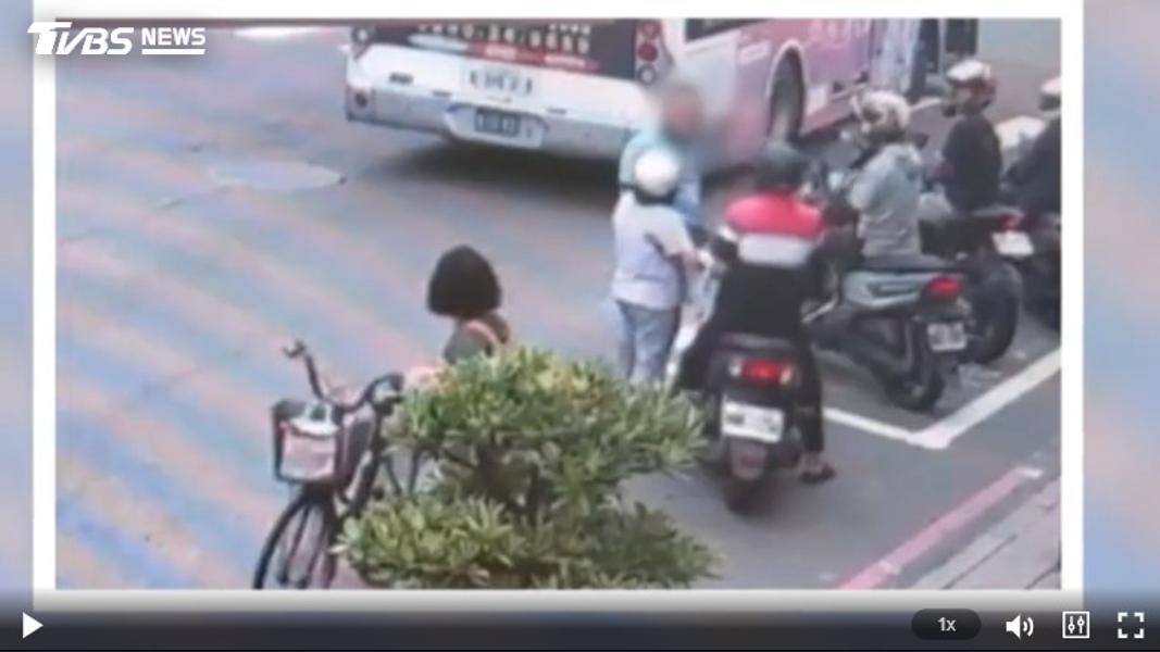 待轉格騎士全看傻,甚至有人被擋到去路,只能繞道而行。(圖/TVBS)