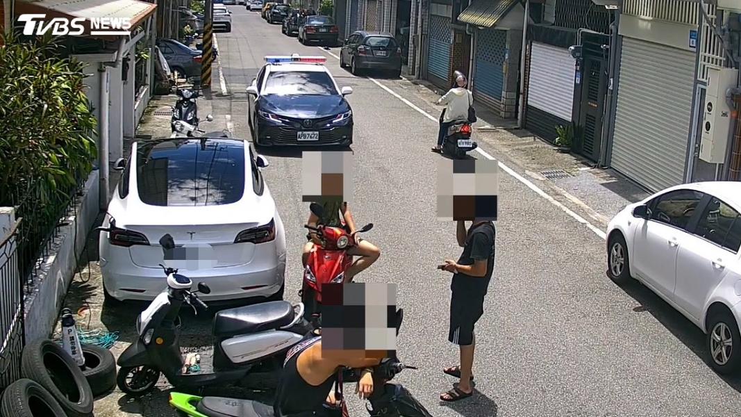 竊賊偷電線後逃逸遭屋主追上爆發口角。(圖/TVBS)
