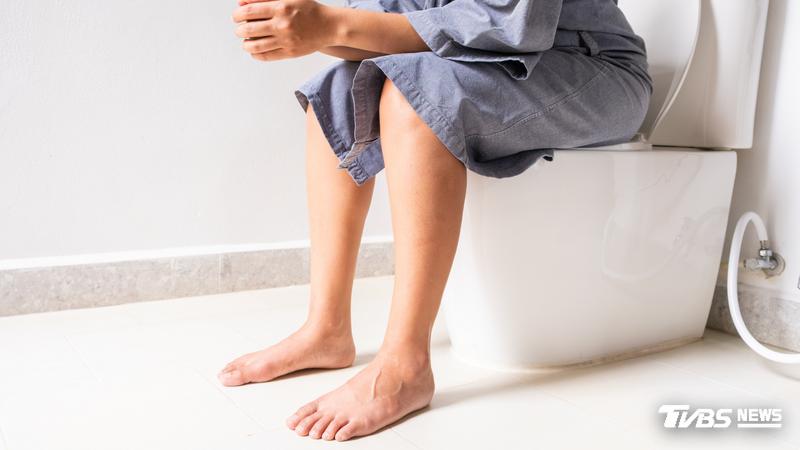 醫師表示,8小時睡眠期間若至少起床2次如廁,就符合夜尿症的臨床定義。(示意圖/Shutterstock達志影像)