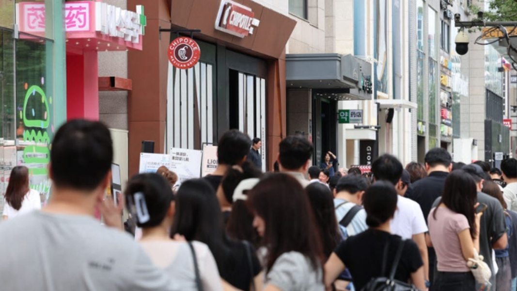 開業後甚至爆發排隊潮,顧客得苦等長達3小時才能吃到。(圖/翻攝自每日電子報)