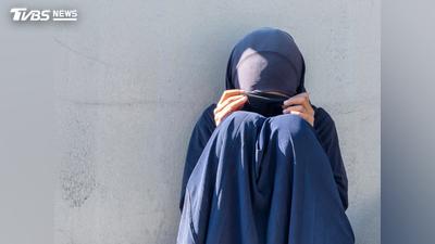被控通姦!22歲女跪地遭槍決 14年前血腥片瘋傳「塔利班回來了」