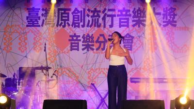 包辦金曲3大獎!歌后李竺芯穿「戰鞋」回娘家開唱 暖心喊話後輩