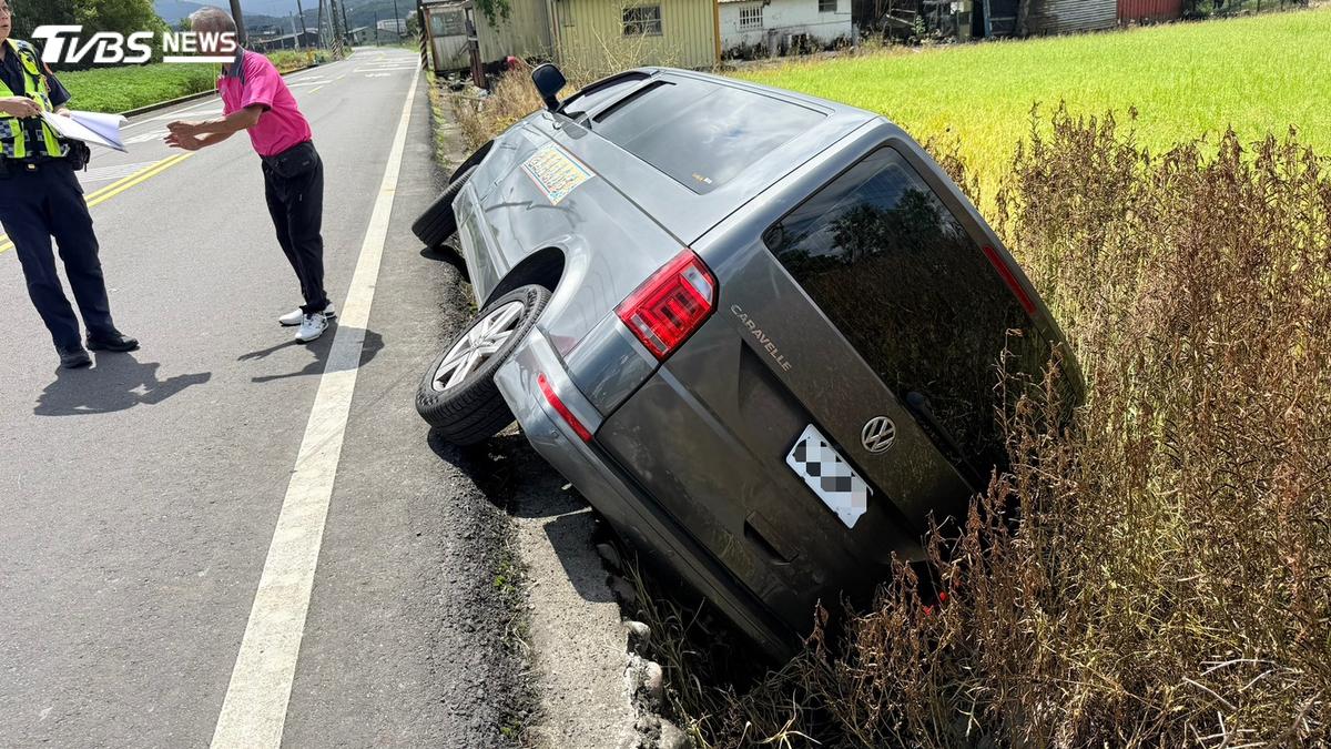 宜蘭奪命路口又出事!休旅車撞爛車頭、9人座噴進農田8人傷