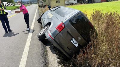 宜蘭奪命路口又出事!休旅車撞爛車頭、9人座噴進農田8人傷