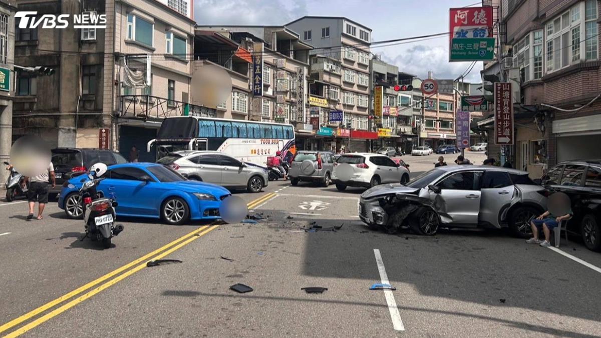 出遊變出院!休旅遭跑車迎面撞上 一家5口送醫輕傷