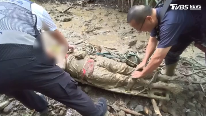 經過超過一個小時的努力，陳姓男子終於躺在擔架上順利脫困。經檢查，他除了左腿受到擠壓出現浮腫外，身體狀況良好，意識也相當清楚。（圖／TVBS）