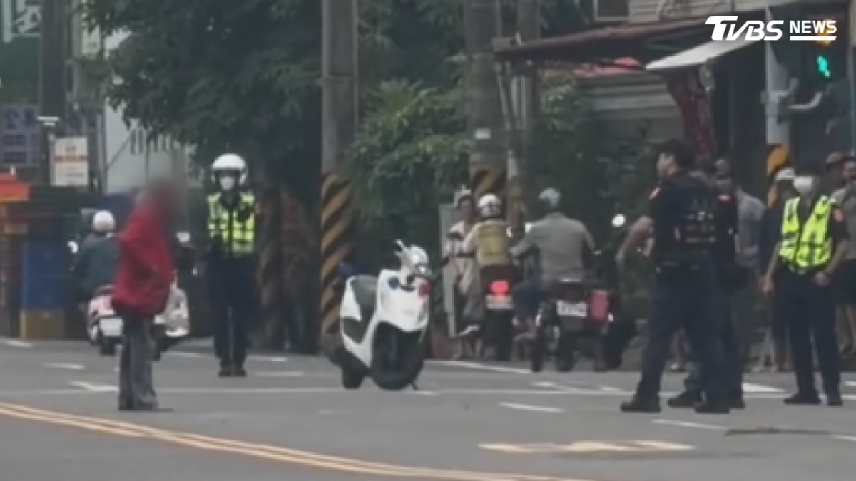 台南男「逢人就砍」!警開槍射中大腿