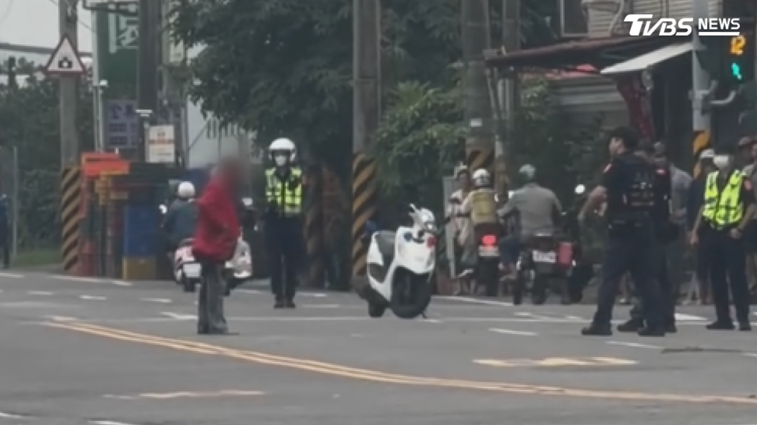 台南64歲男子清晨持刀見人就砍!攻擊4人受傷 警追逐開槍「貫穿右腿」制伏(圖/翻攝 threads@ c.0224)