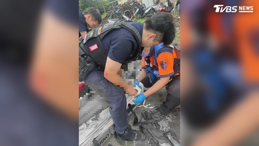 警方獲報後在田裡尋獲持刀男子,員警抓起木棍回擊,仍被刀子劃傷手臂,隨即發射1發電擊槍,仍無法制伏對方,最後連開2槍,其中1槍射中男子右大腿(圖/TVBS)