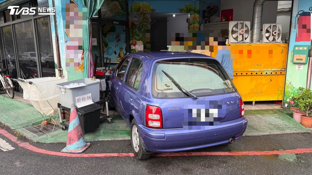 轎車失控撞進早餐店,老闆娘當時在門口掃地,所幸及時閃避。(圖/TVBS)