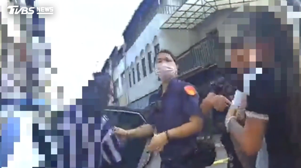 但兩名醉漢已無法清楚表達，甚至對警方的協助推三阻四，警方最後不得不動用公權力處理。（圖／TVBS）