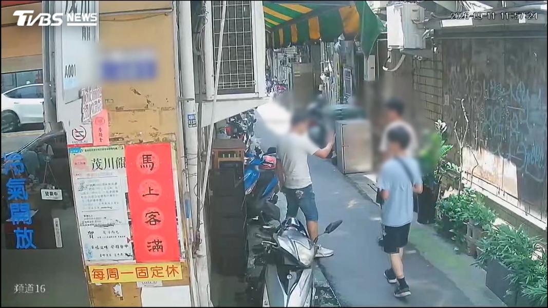 碰瓷嗎?!白衣男撞學生喊賠2千 聽調監視器改口400元到手閃人(圖/TVBS)